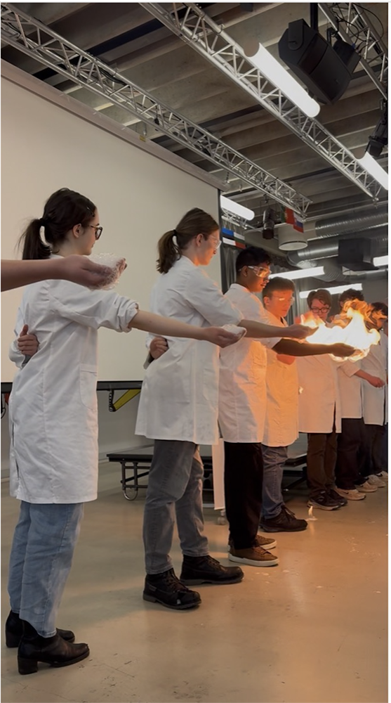 Mennesker, frakk, ild.  - Klikk for stort bilde