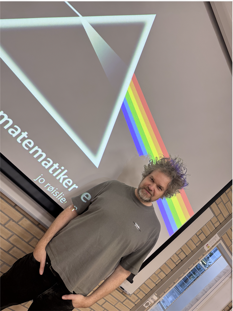 Mann ved skjerm - Klikk for stort bilde