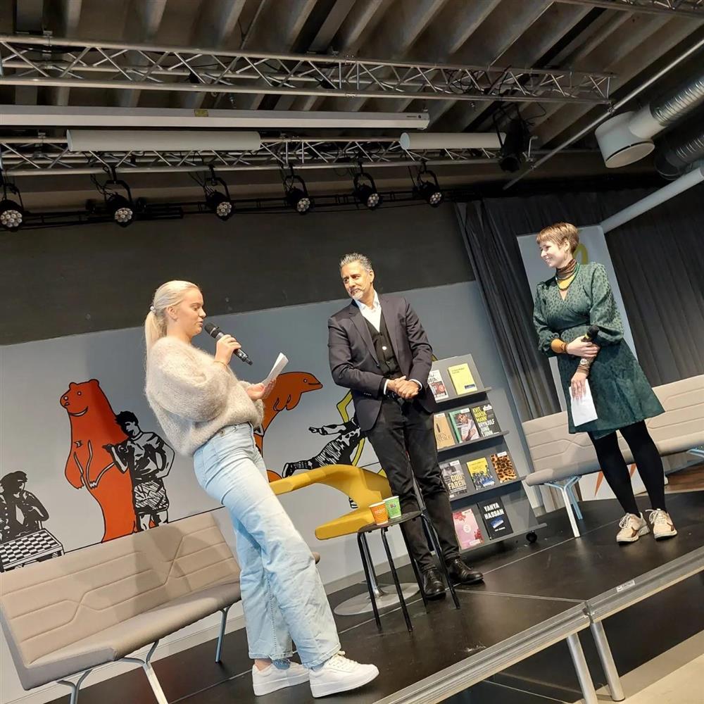 Elever på scene med forfatter. - Klikk for stort bilde