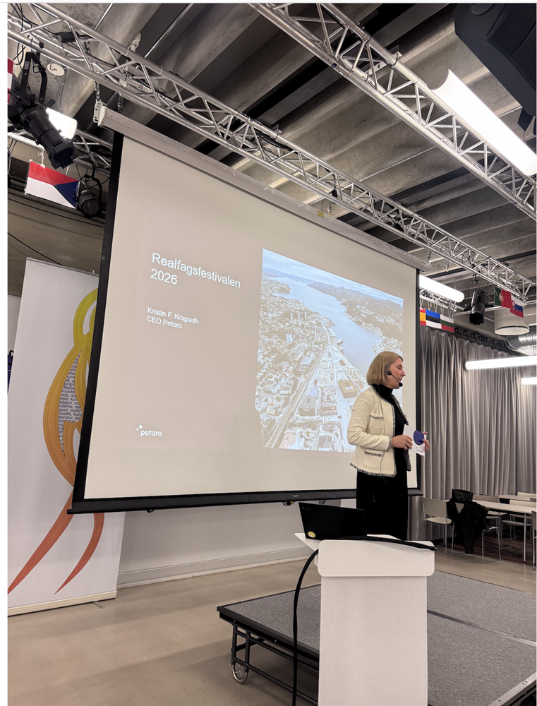 Kvinne, lerret.  - Klikk for stort bilde