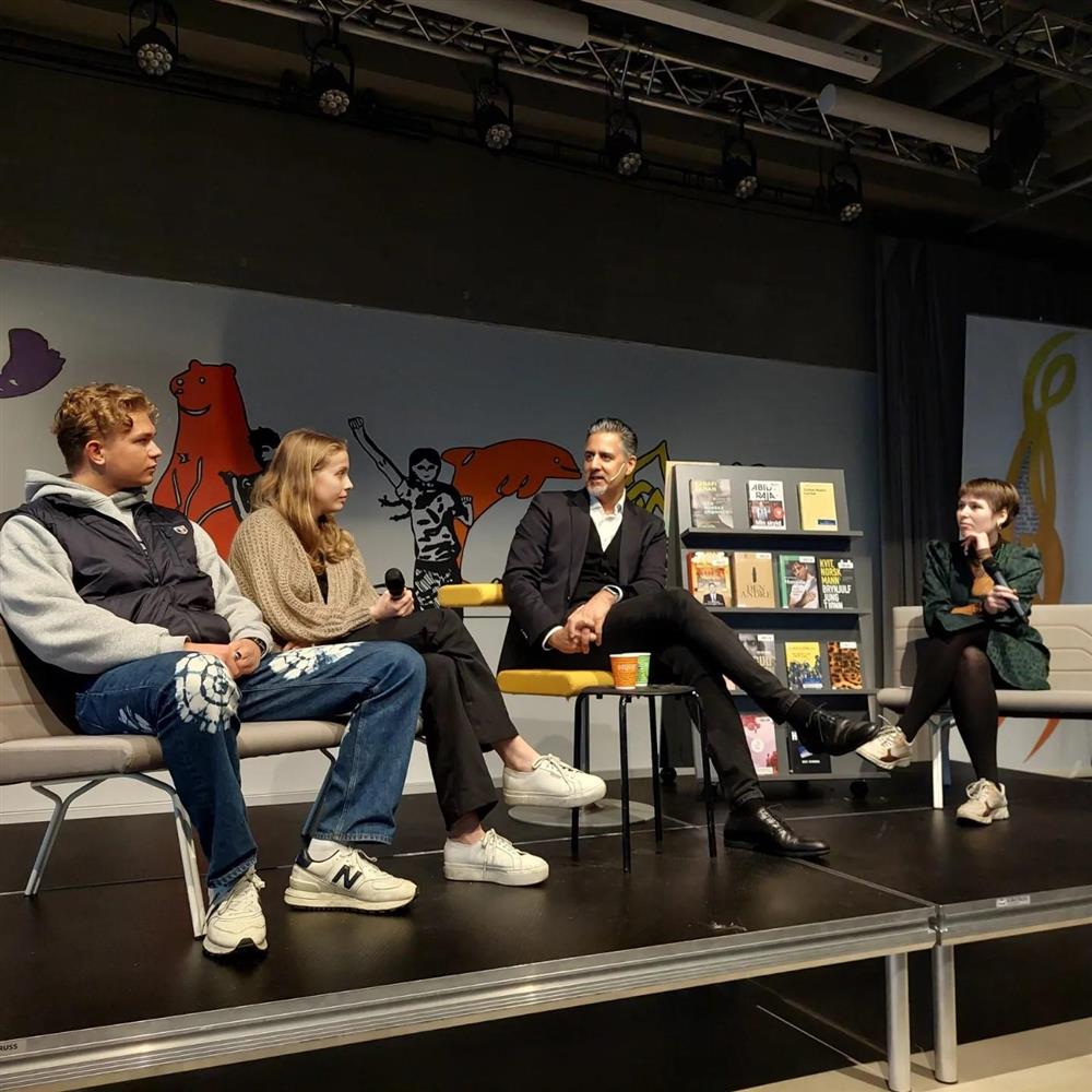 Elever på scene med forfatter. - Klikk for stort bilde