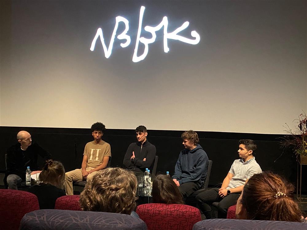 Fem gutter i samtale på scenen på Nordisk Barnebokkonferanse - Klikk for stort bilde