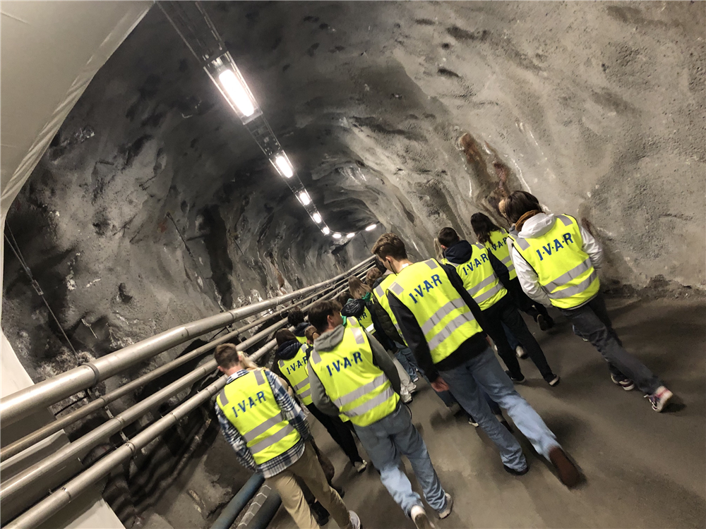 Elever i tunnell - Klikk for stort bilde